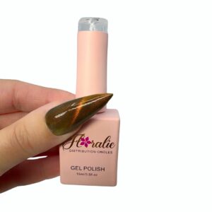 Vernis gel #121 ( Cat eyes) Sur cette photo nous avons mit un fond blanc pour donner plus d'opacité.
